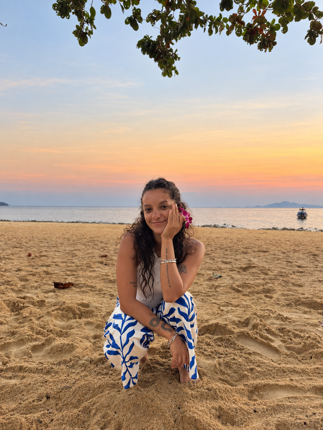 Retrato natural de Agustina Fontana en la playa al atardecer