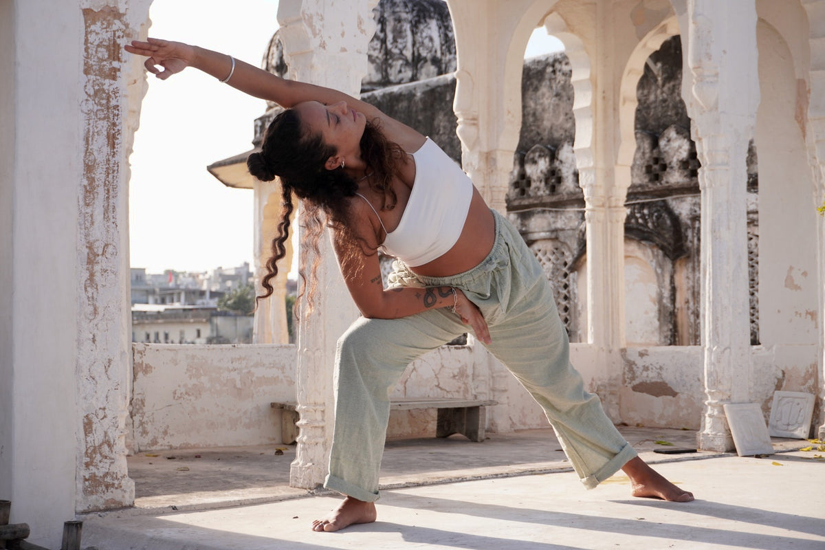 Agustina Fontana explorando el movimiento durante su formación de yoga en India